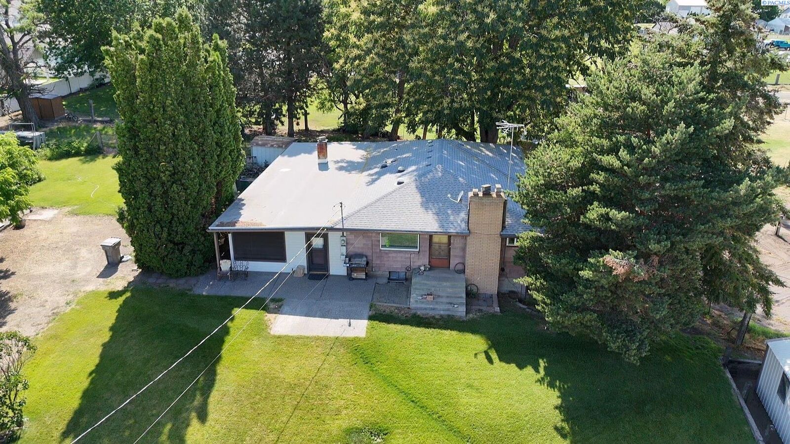 Property Photo:  302 E 23rd Ave  WA 99337 