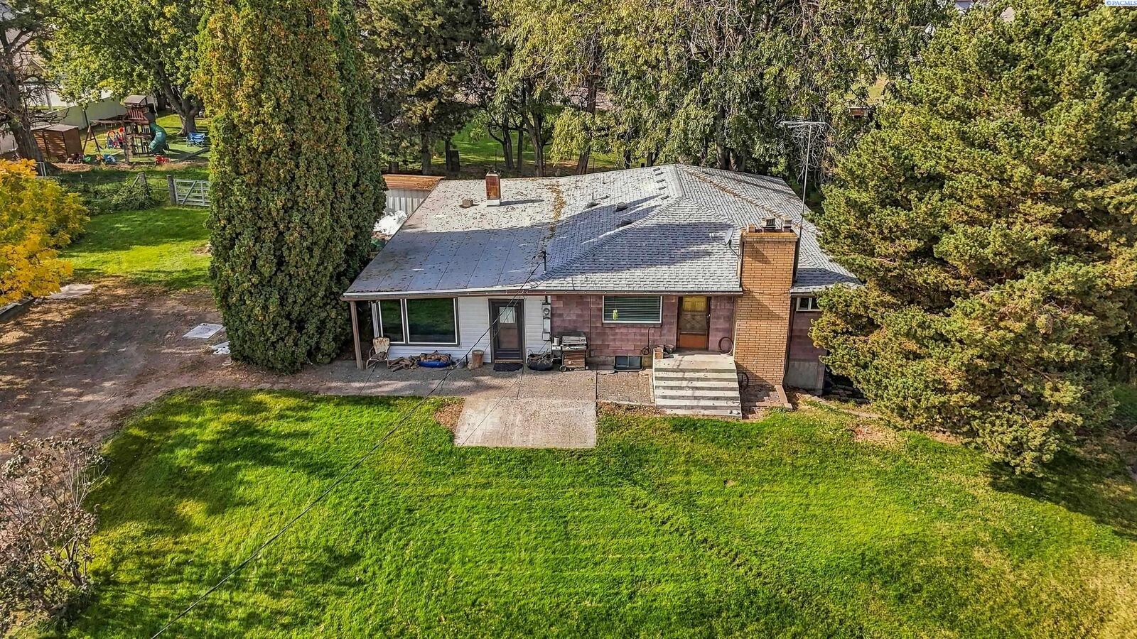 Property Photo: 302 E 23rd Ave WA 99337