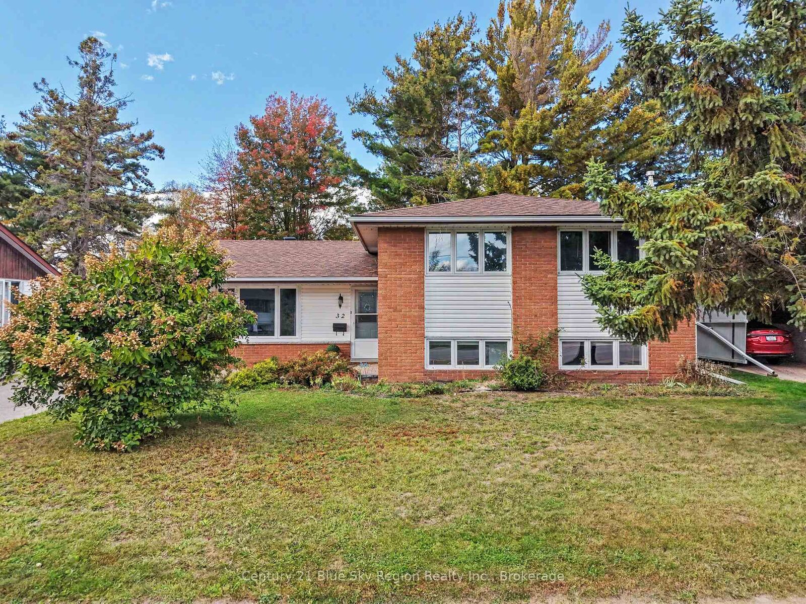 Property Photo: 32 Marshall Park Drive ON P1A 2N9
