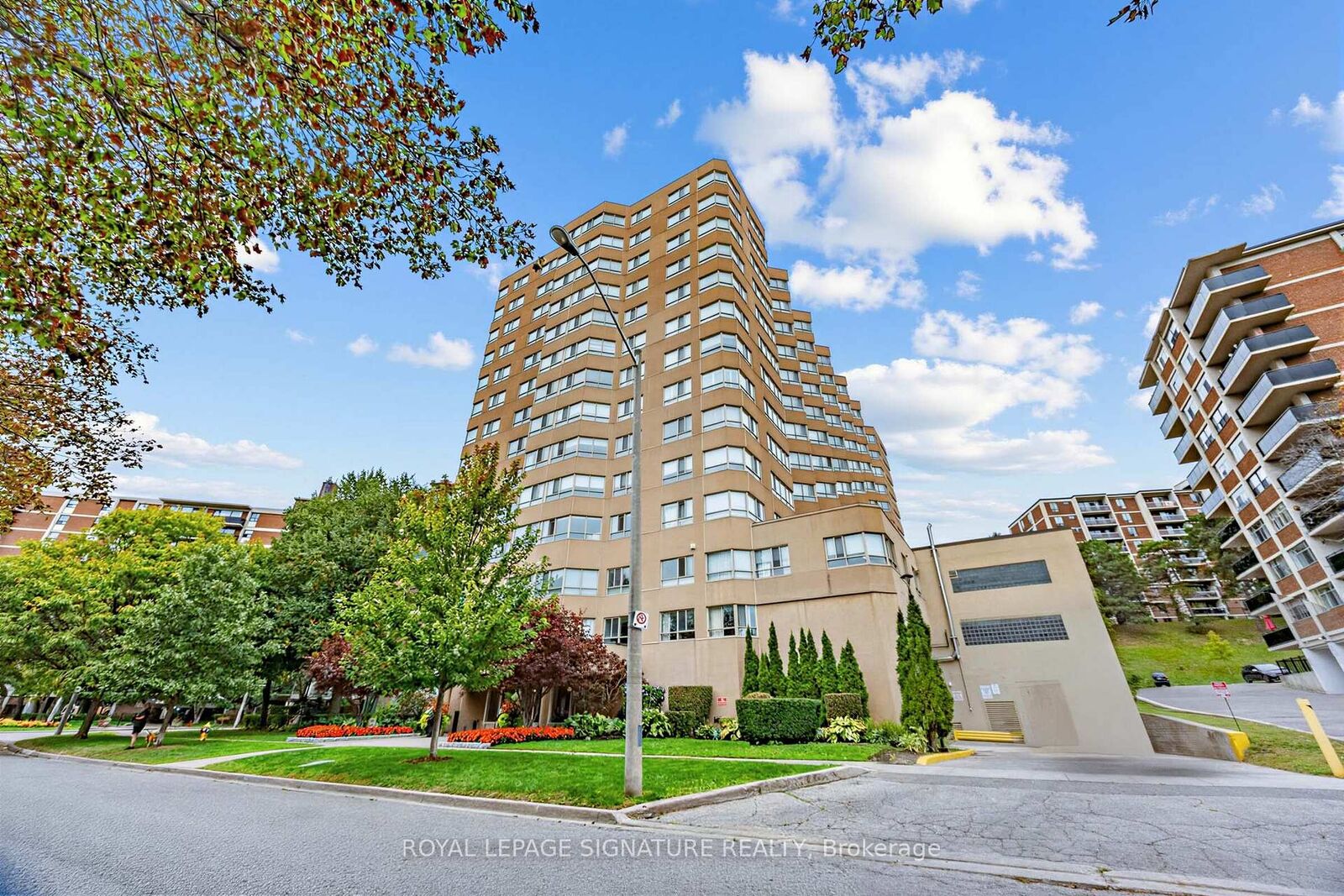 Property Photo:  4 Park Vista N/A 1006  ON M4B 3M8 