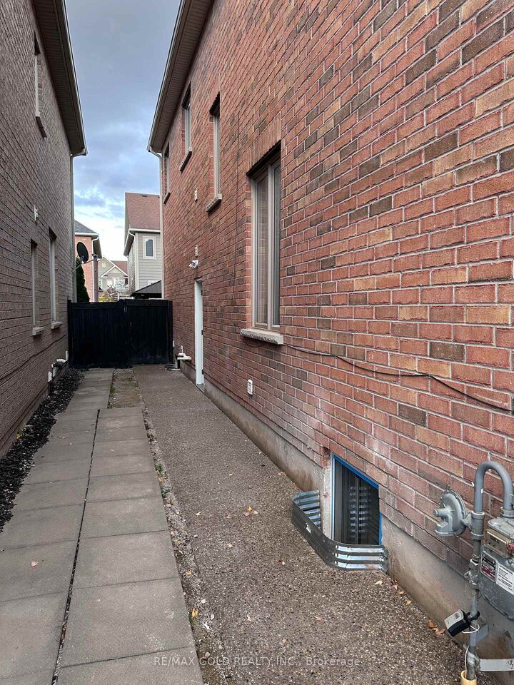 Property Photo:  24 Aird Court Lower  ON L9T 3Y1 