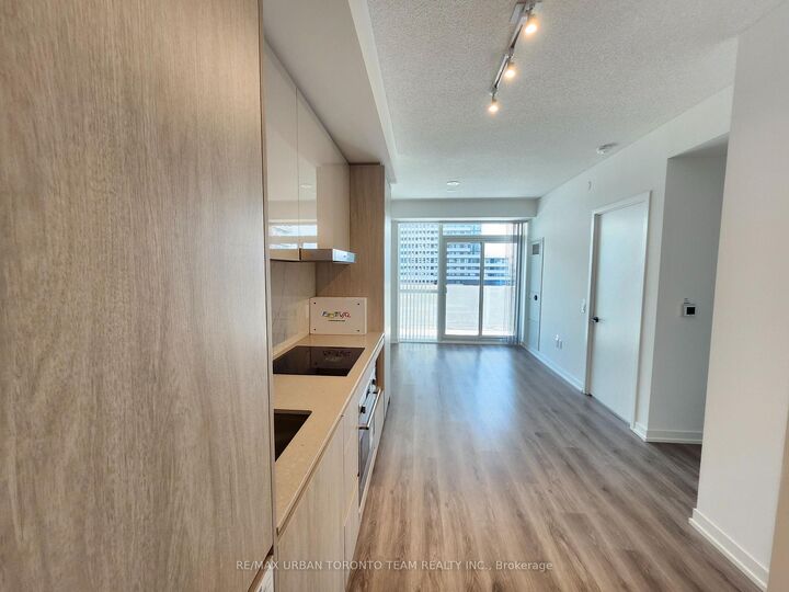Property Photo:  28 Interchange Way 521  ON L4K 0P8 