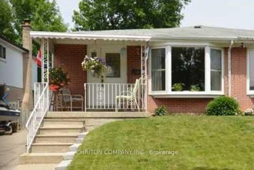 Property Photo:  566 Chantenay Drive Upper  ON L5A 1G2 
