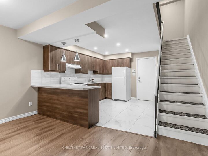 Property Photo:  880 Broadview Avenue 2  ON M4K 2R1 