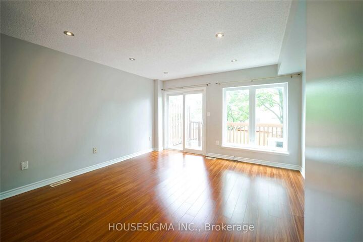 Property Photo: 80 Strathaven Drive 21 ON L5R 3V9