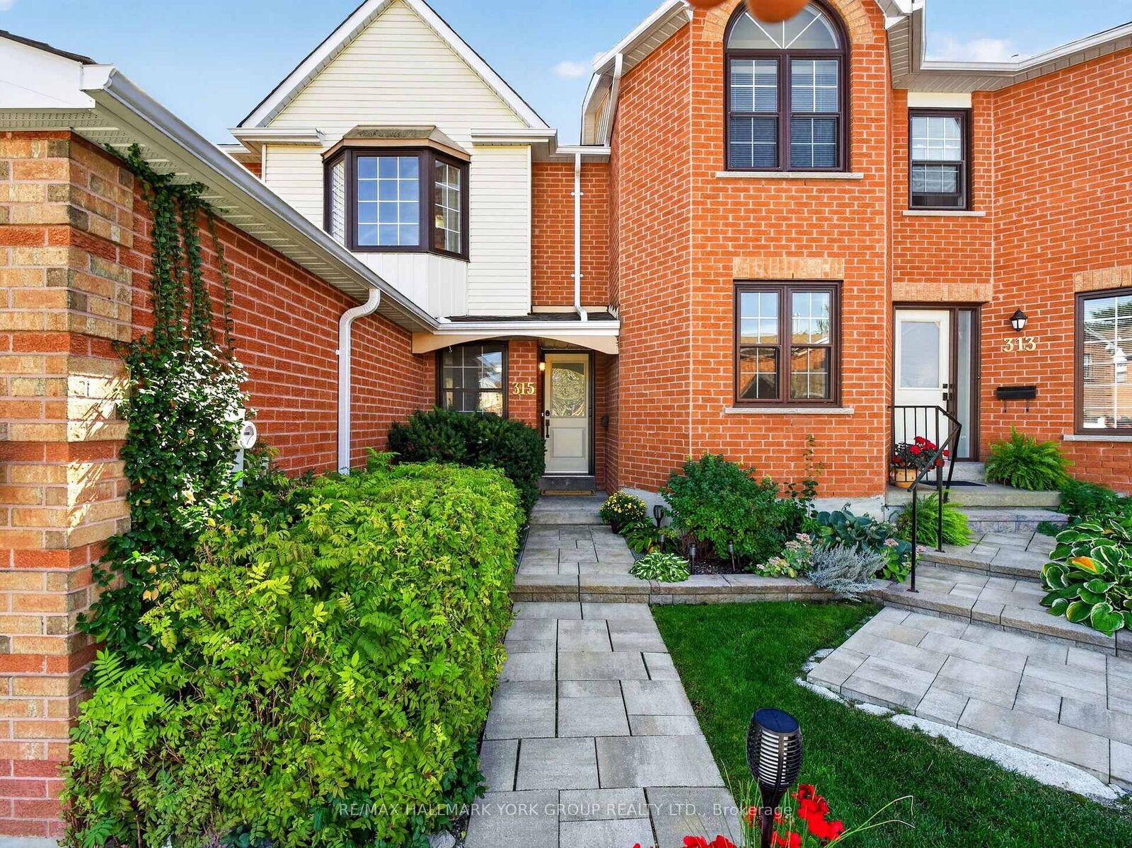 Property Photo: 315 Wilkes Court 32 ON L4G 6G7