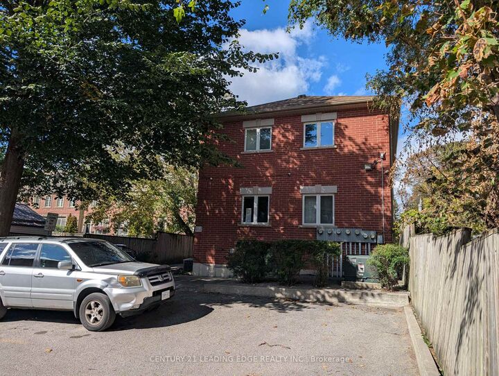 Property Photo:  736 Kingston Road 3  ON M4E 1R7 