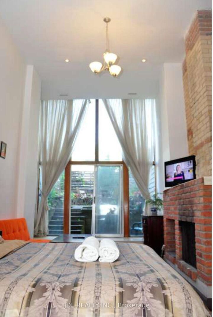 Property Photo:  118 Shuter St Street Masterbedrooma Main Floor  ON M5A 1V8 