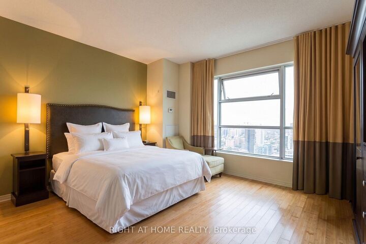 Property Photo:  1 King Street W 4404  ON M5H 1A1 