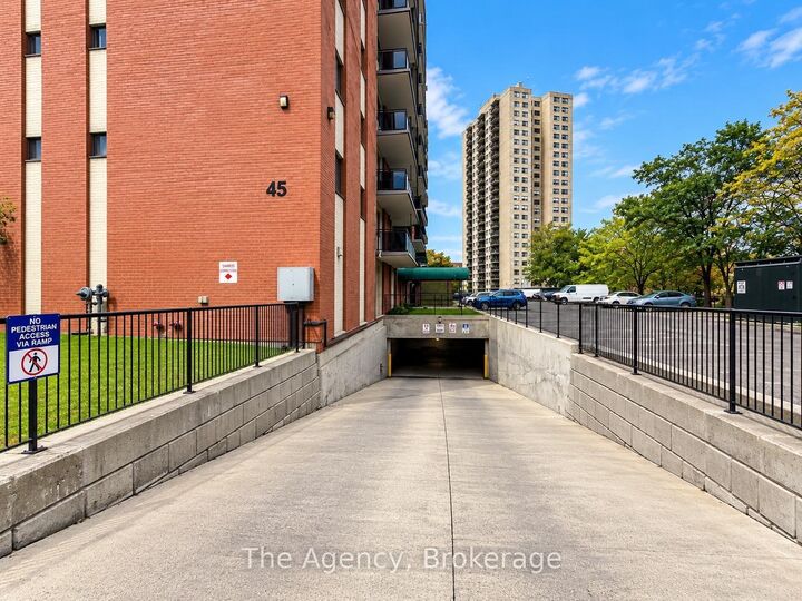 Property Photo:  45 Paisley Boulevard W 305  ON L5B 1E4 