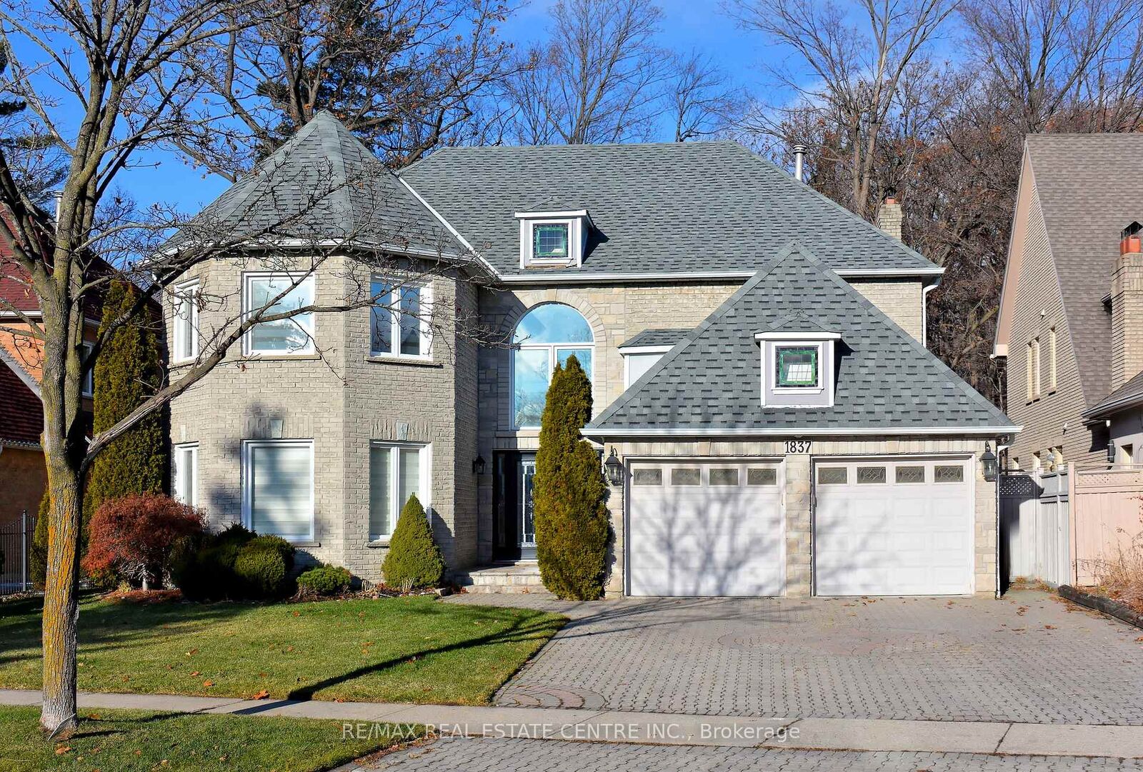Property Photo: 1837 Sevenoaks Drive ON L5K 2N5