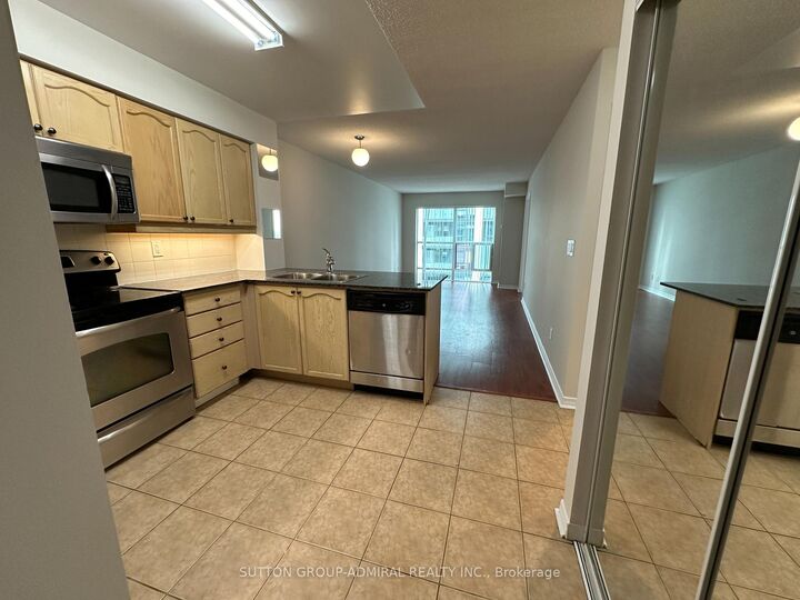 Property Photo:  185 Oneida Crescent 911  ON L4B 0B1 