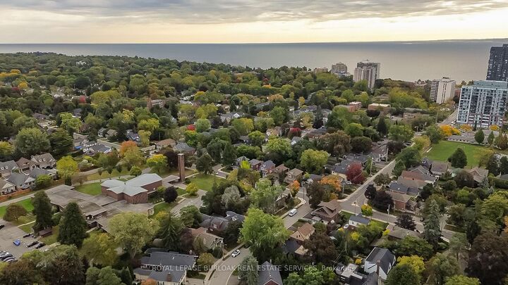 Property Photo:  2104 Emerald Crescent  ON L7R 1N3 