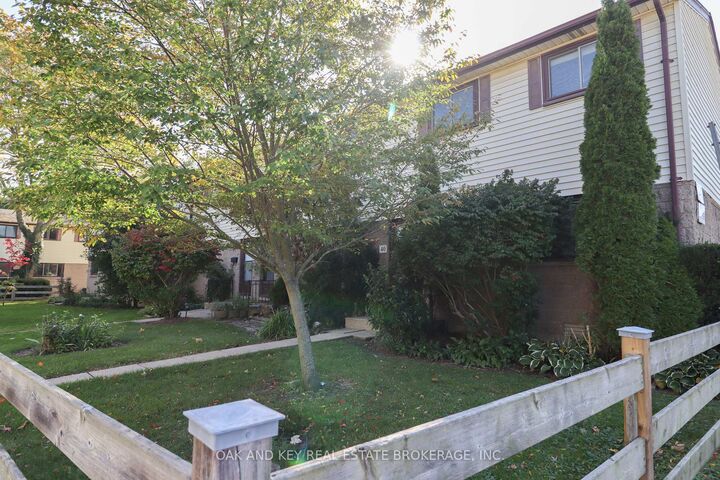 Property Photo:  825 Dundalk Drive 40  ON N6C 3V6 