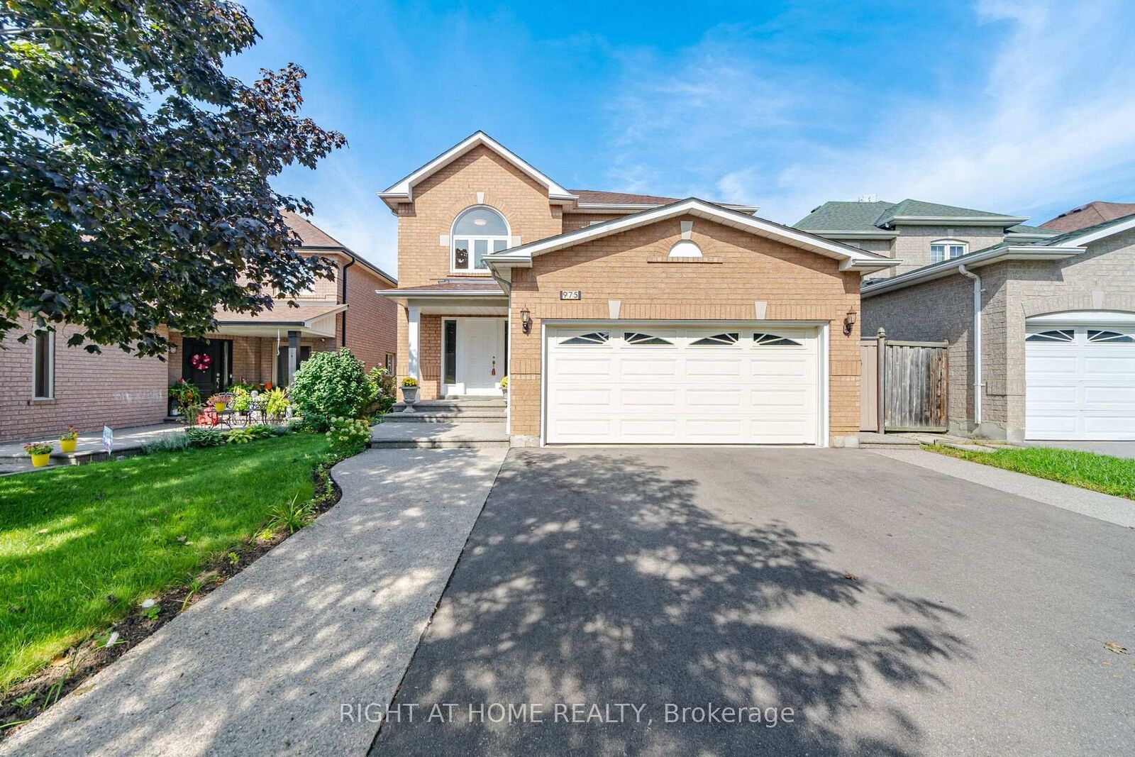Property Photo:  975 Mantle Crescent  ON L5V 2G3 
