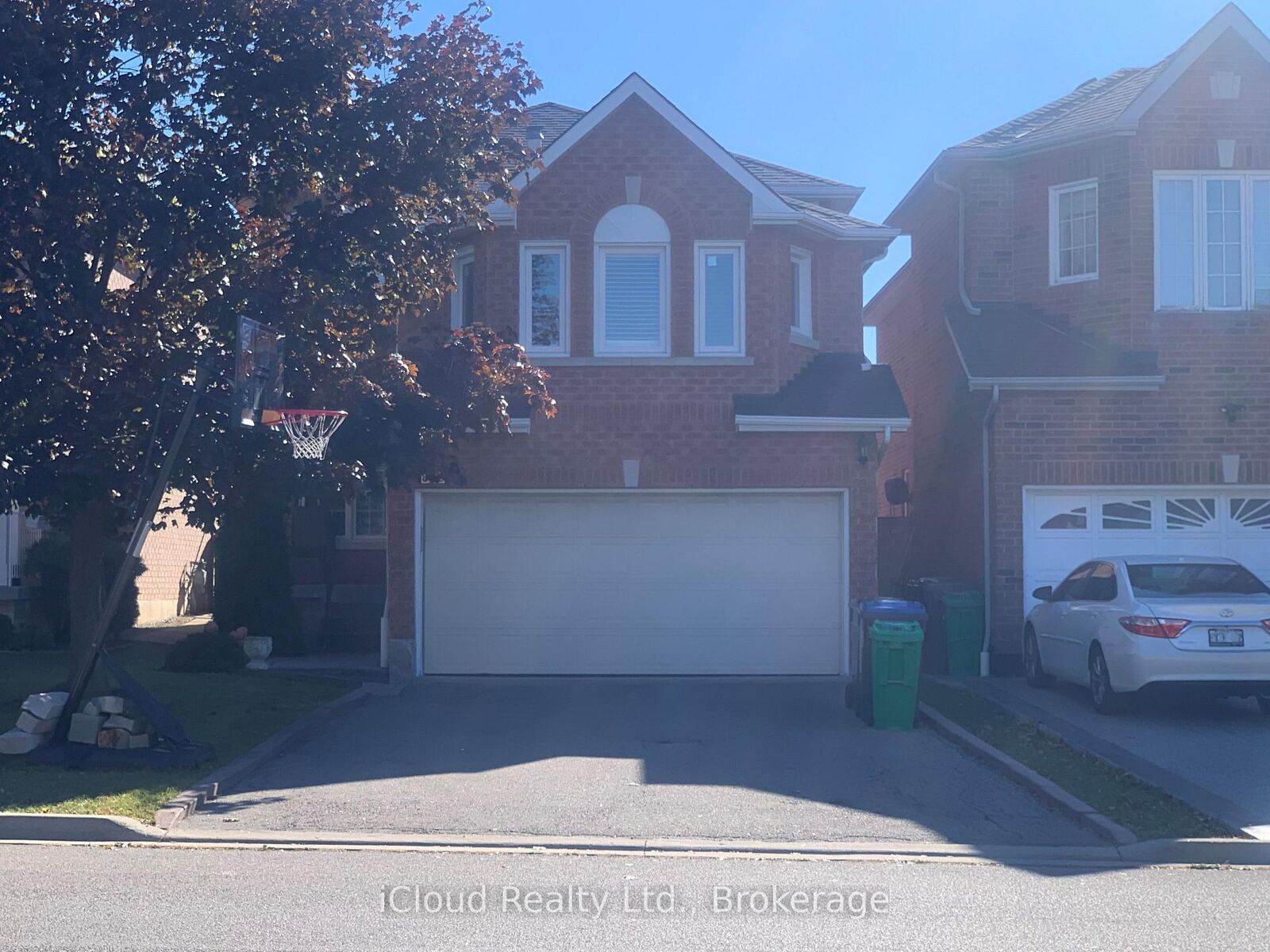Property Photo: 878 Blyleven Boulevard ON L5V 2J3