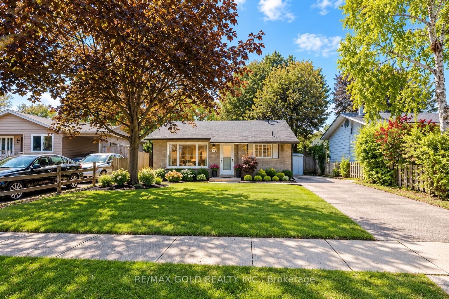 Property Photo:  85 Williamsburg Road  ON N2E 1K6 