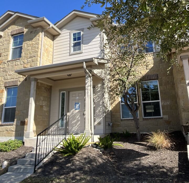 Property Photo: 607 Katmai Circle TX 78660