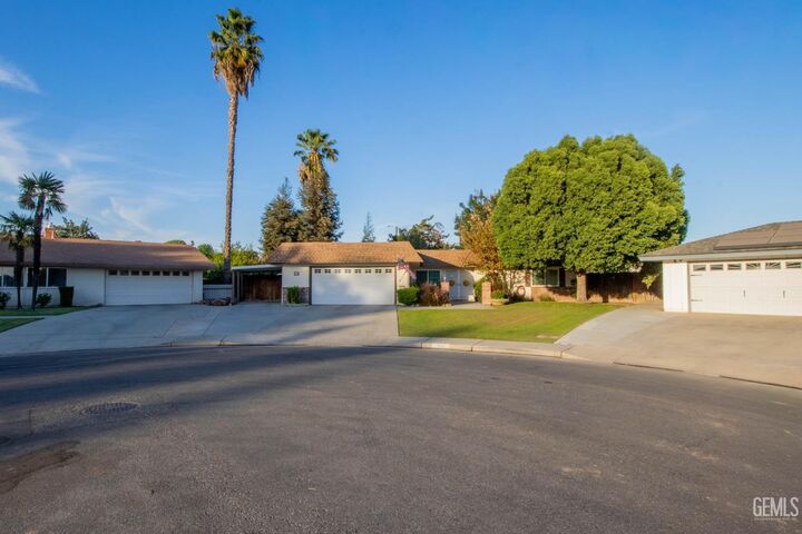 Property Photo: 104 River Oaks Drive CA 93309