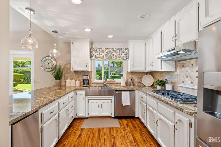 Property Photo:  12107 Red Rose Way  CA 93312 