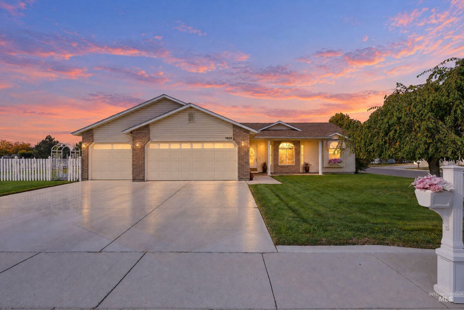 Property Photo:  1423 S. Bonneville Dr.  ID 83686 
