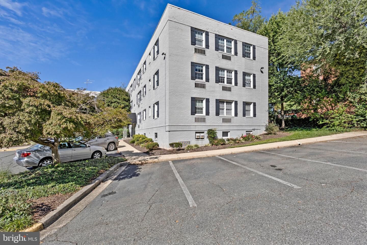 Property Photo: 2030 N Vermont Street 303 VA 22207