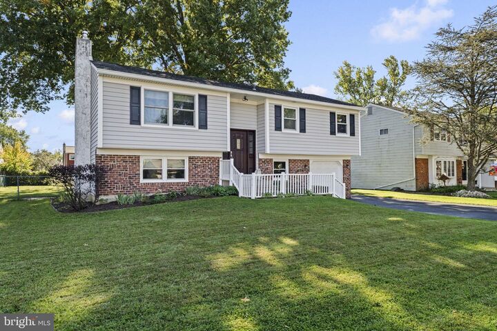 Property Photo: 1027 Oakwood Drive PA 18974