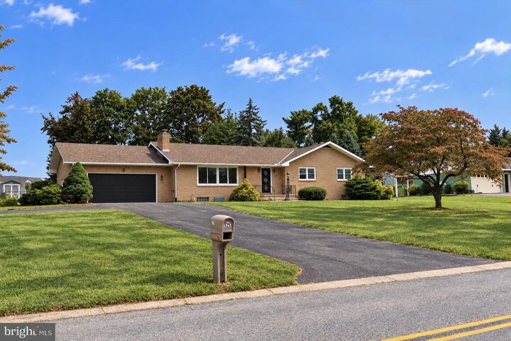 Property Photo: 325 Donna Lane PA 17403