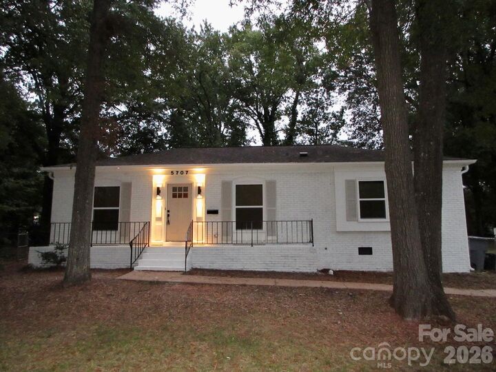 Property Photo:  5707 Kallam Court  NC 28215 