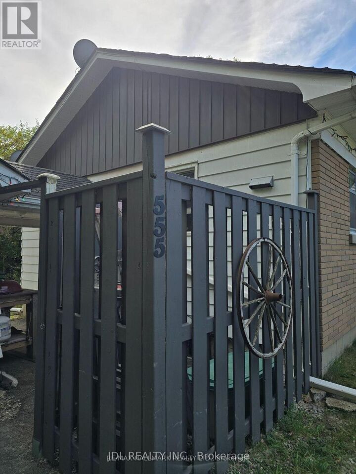 Property Photo: 555 Wellington Street West ON L4G 6J7