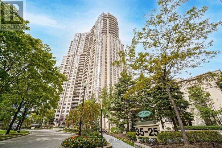 Property Photo:  35 Kingsbridge Garden Circle 507  ON L5R 3Z5 