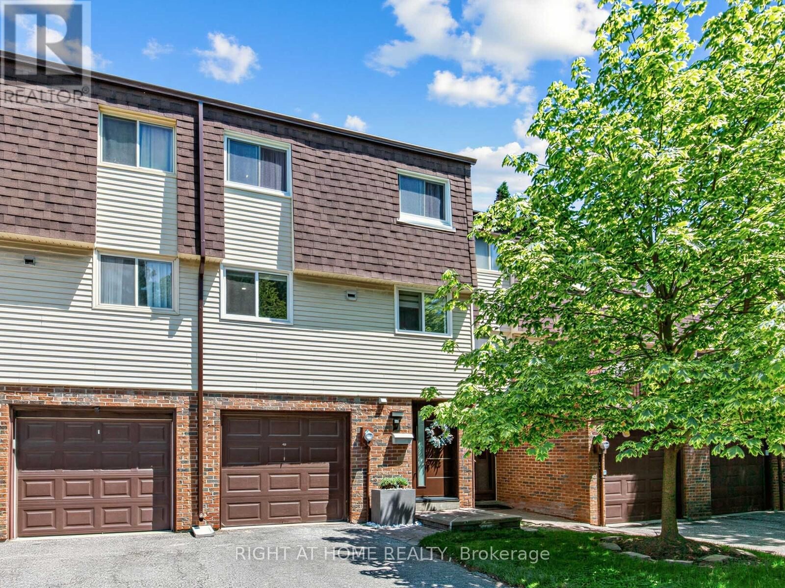 Property Photo: 100 Jenny Wren Way ON M2H 2Z2