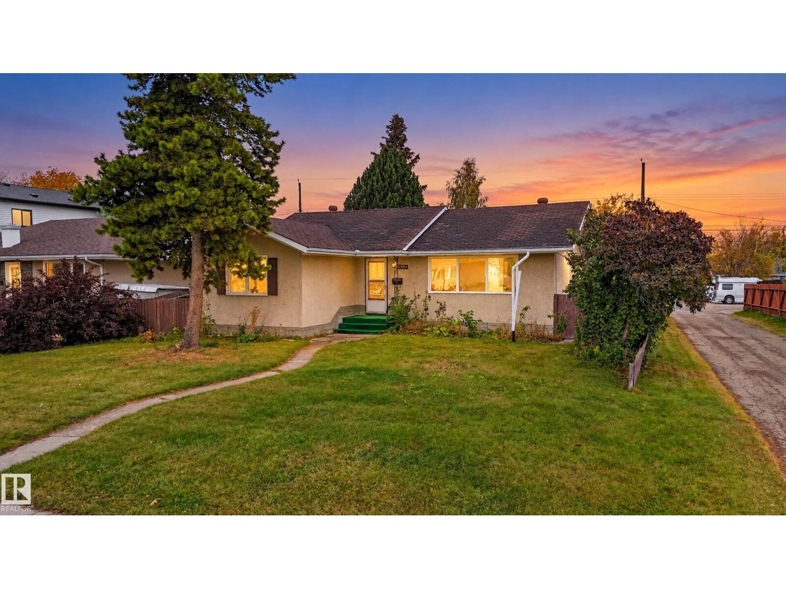 Property Photo:  5504 105 Av NW  AB T6A 1A6 