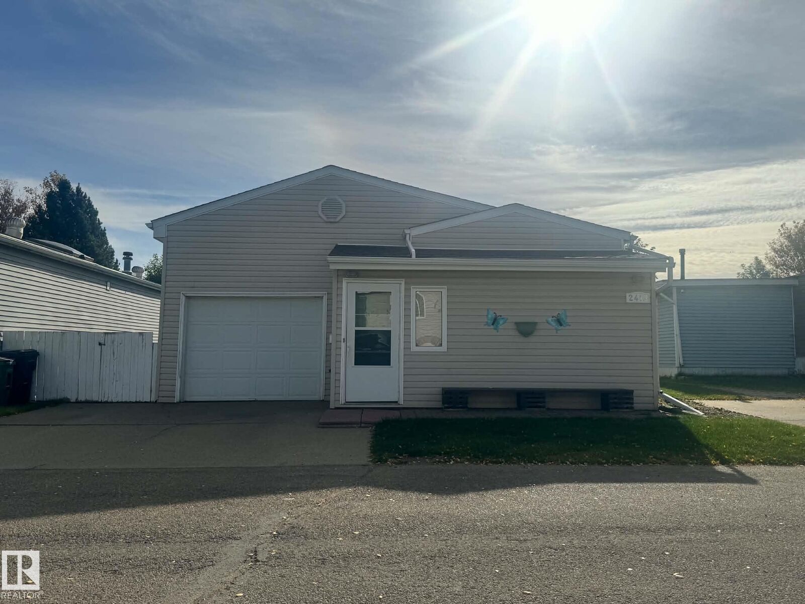 Property Photo:  2415 West Oak Way NW  AB T5S 1T7 