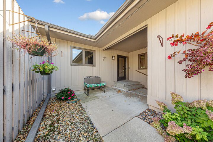 Property Photo:  607 Zanmiller Drive  MN 55057 
