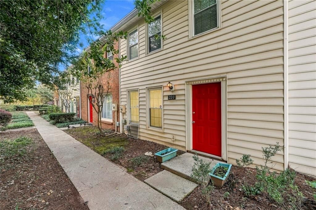 Property Photo:  220 Chads Ford Way  GA 30076 