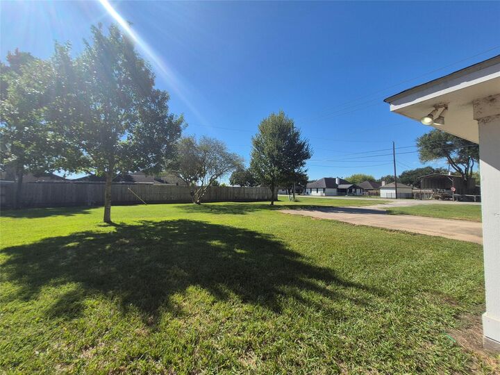 Property Photo:  611 Todd Street  TX 77435 