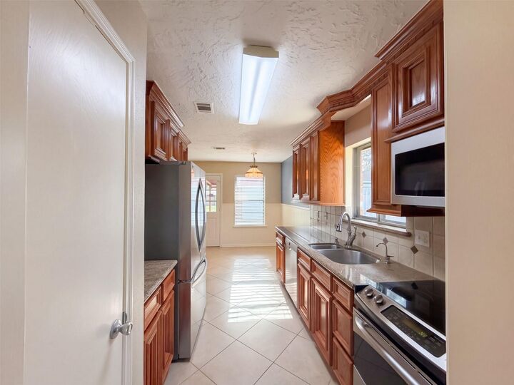Property Photo:  11819 Amblewood Drive  TX 77477 