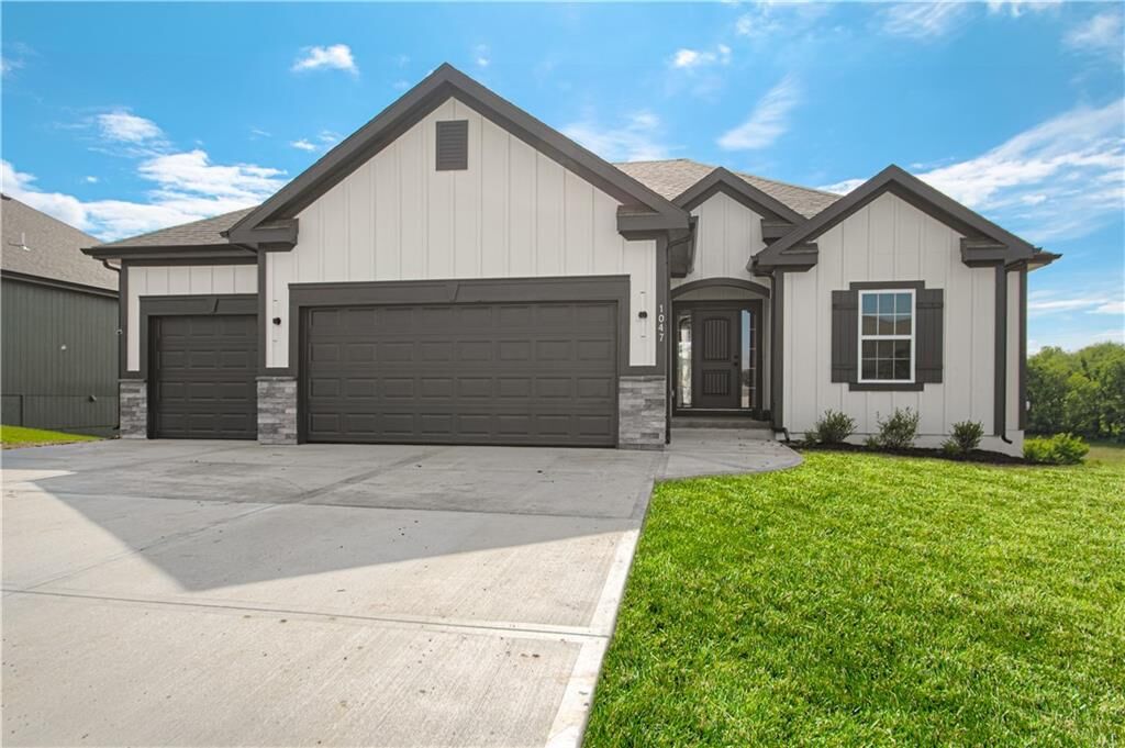 Property Photo:  9913 N Manning Avenue  MO 64157 