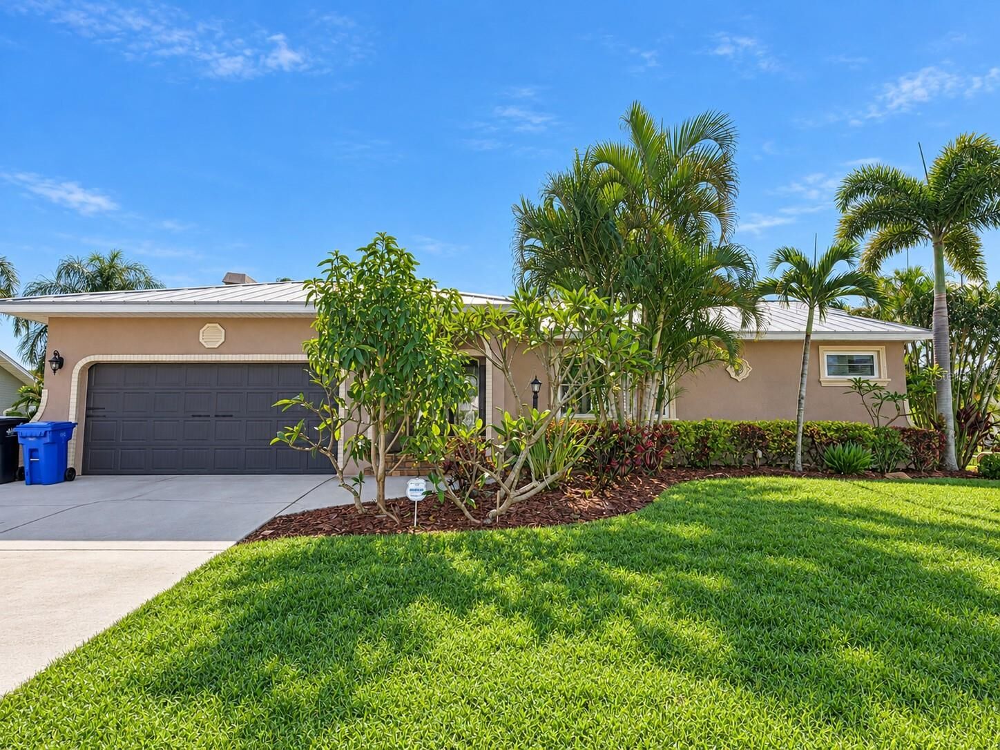 Property Photo:  816 Eagle Lane  FL 33572 