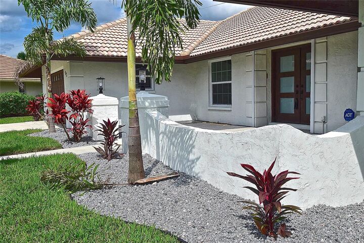 Property Photo:  102 Windward Drive  FL 34229 
