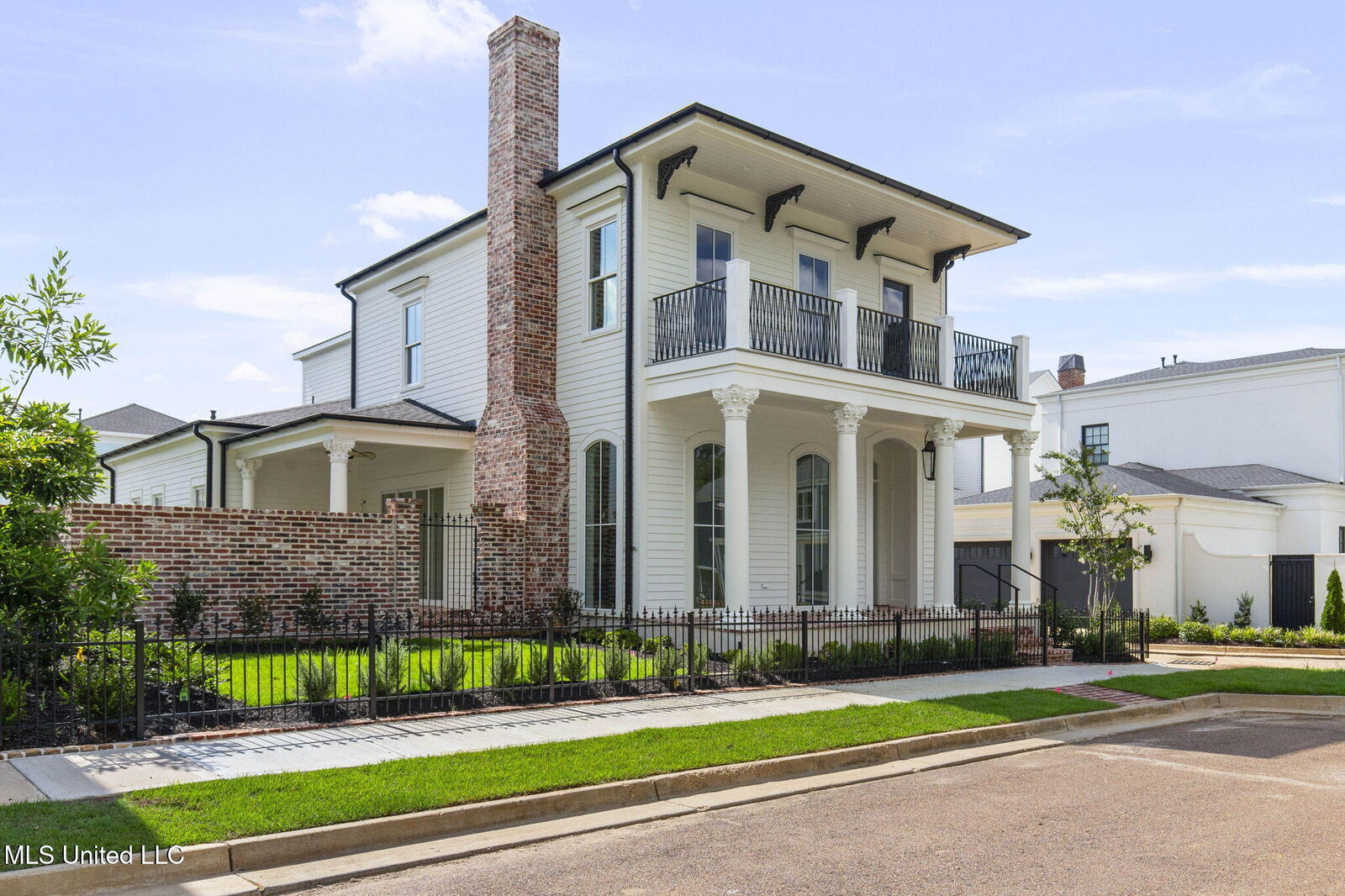 Property Photo: 105 Prytania Street MS 39110