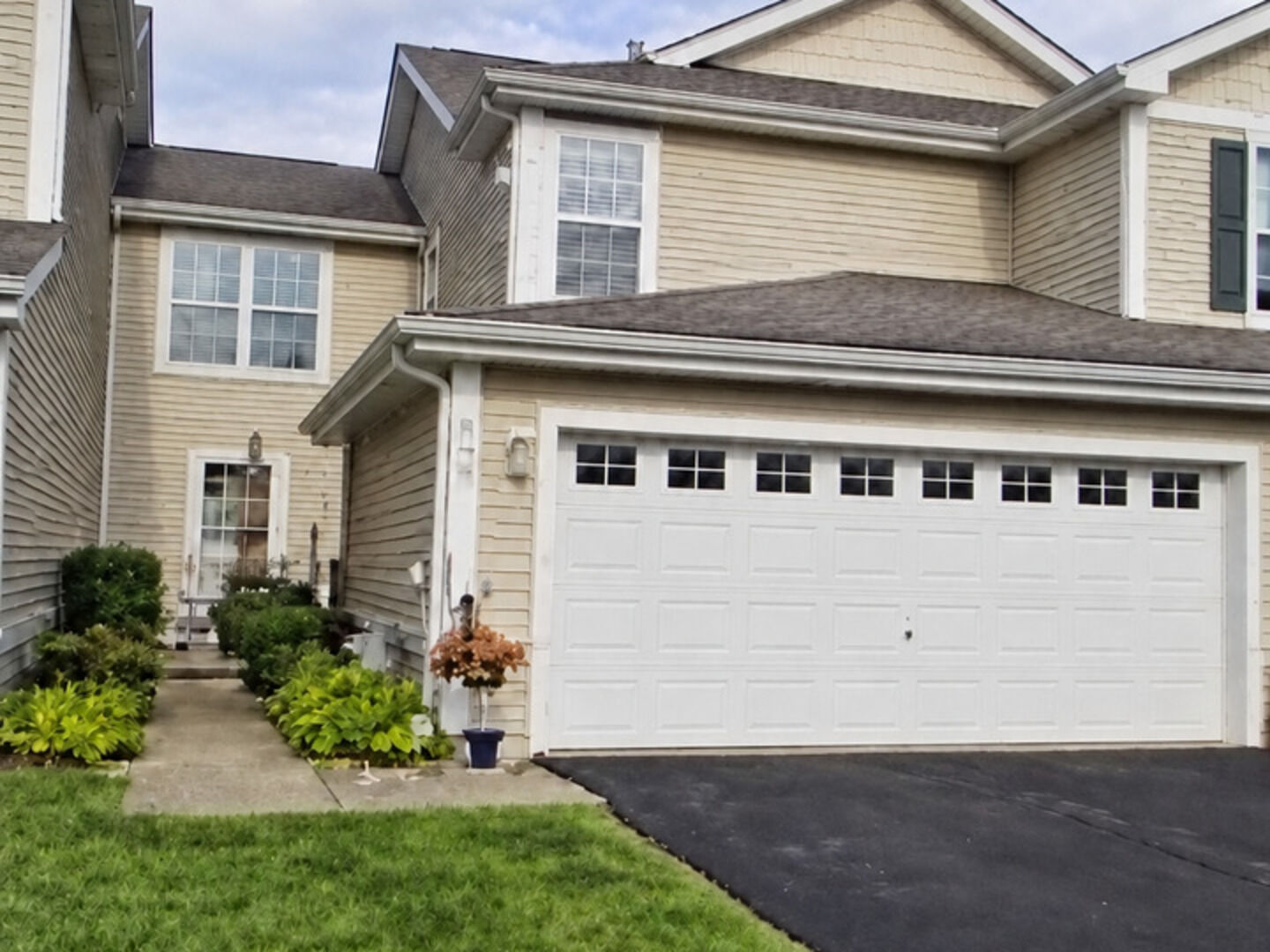 Property Photo:  425 N Carlisle Court  IL 60073 