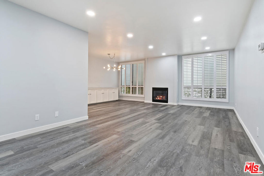 Property Photo:  927 N Kings Road 107  CA 90069 
