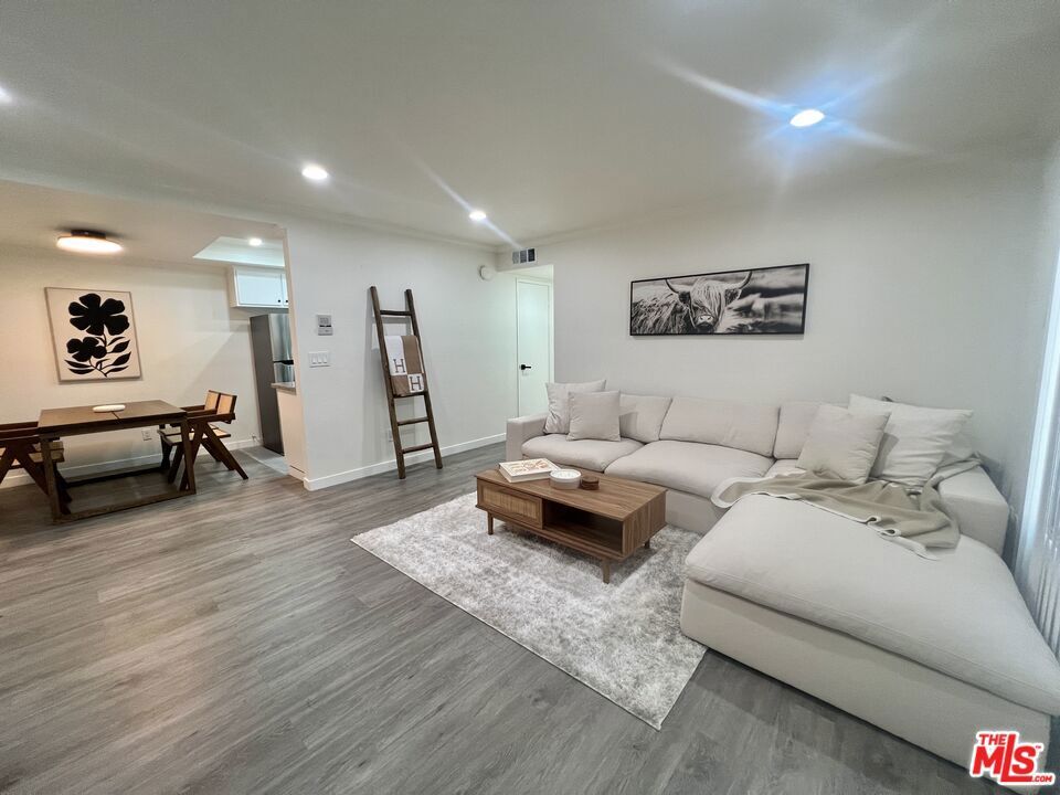 Property Photo: 408 Burchett Street 5 CA 91203