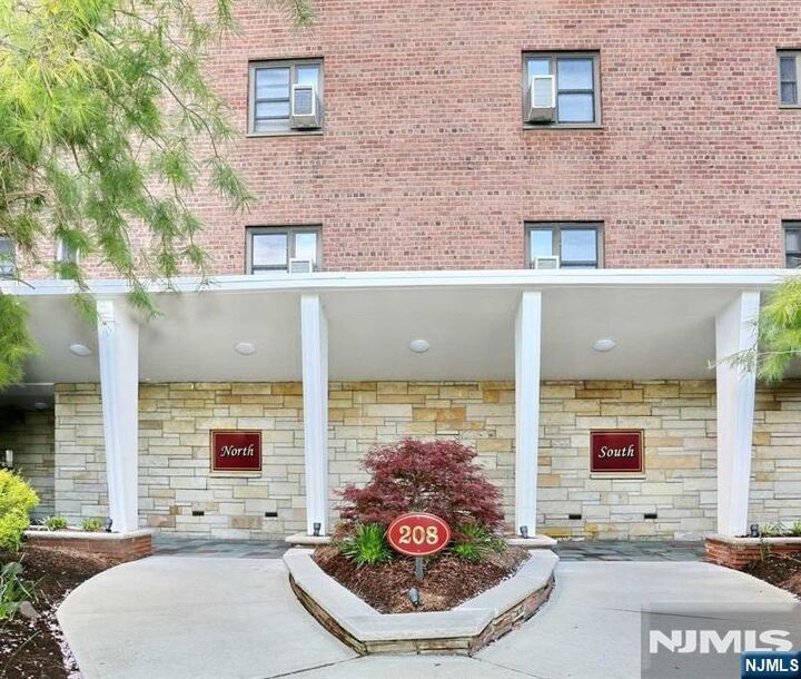 Property Photo:  208 Anderson Street S7c  NJ 07601 