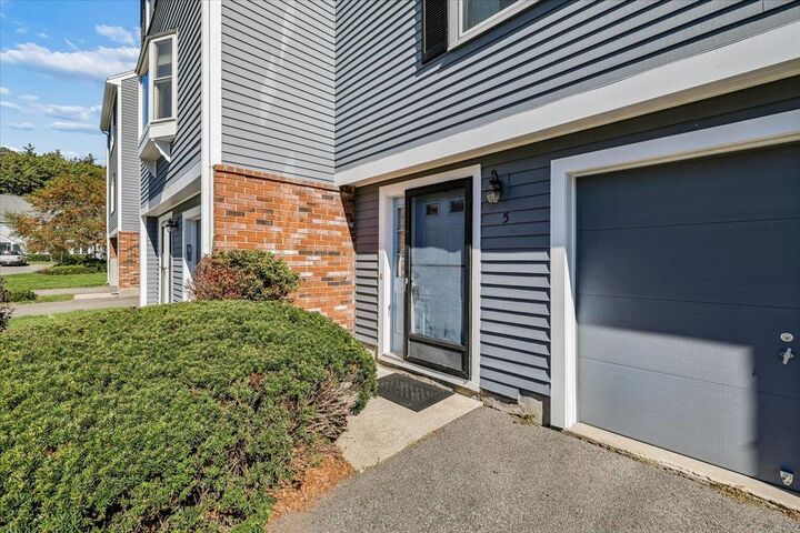 Property Photo:  5 Riviera Road  NH 03051 