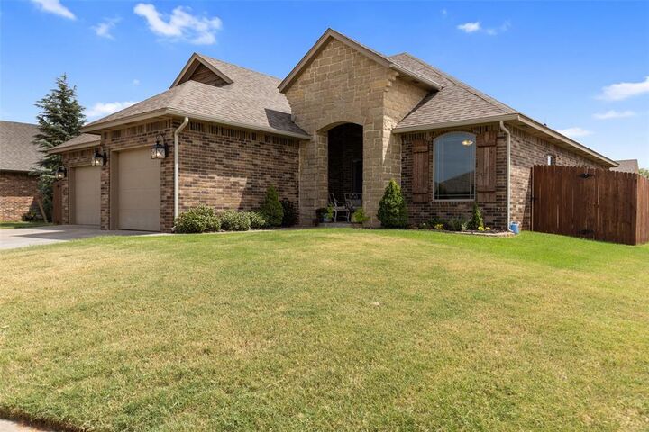 Property Photo: 10916 SW 35th Terrace OK 73099