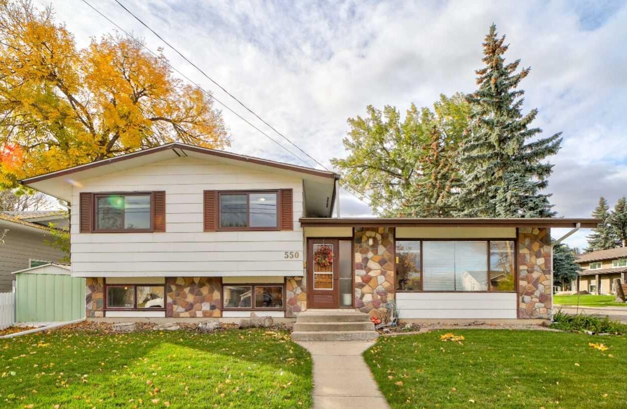 Property Photo:  550 Charlotte Street  AB T0K 1W0 