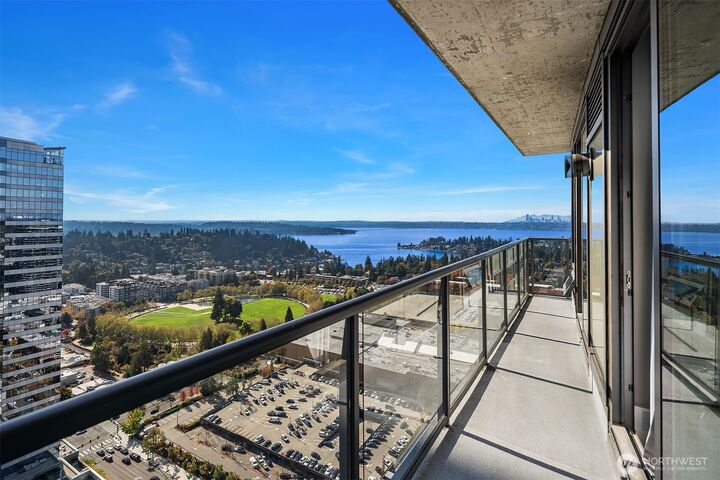 Property Photo:  650  Bellevue Way NE 3303  WA 98004 